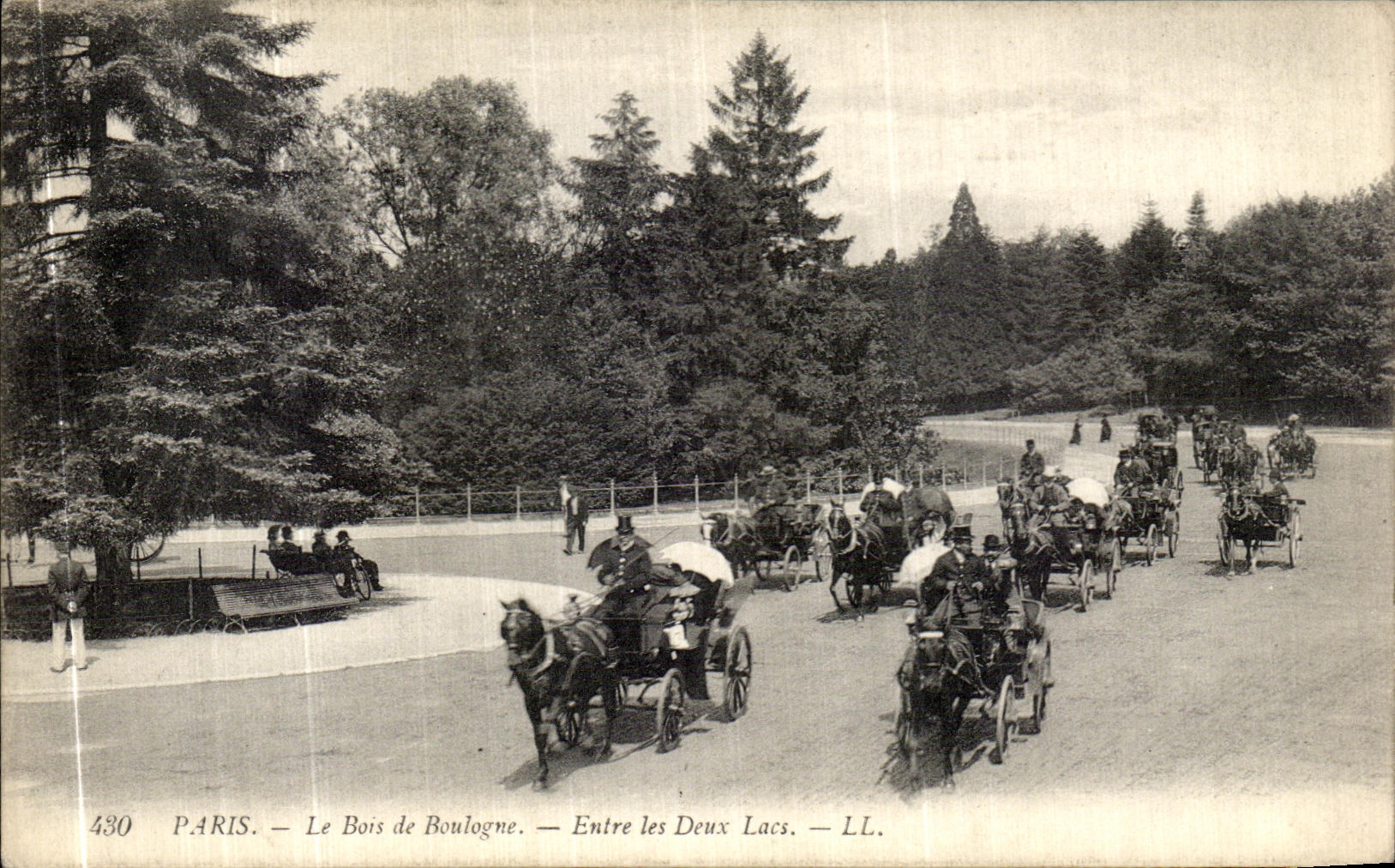 CPA Paris Le Bois de Boulogne Entre les Deux Lacs Chevaux