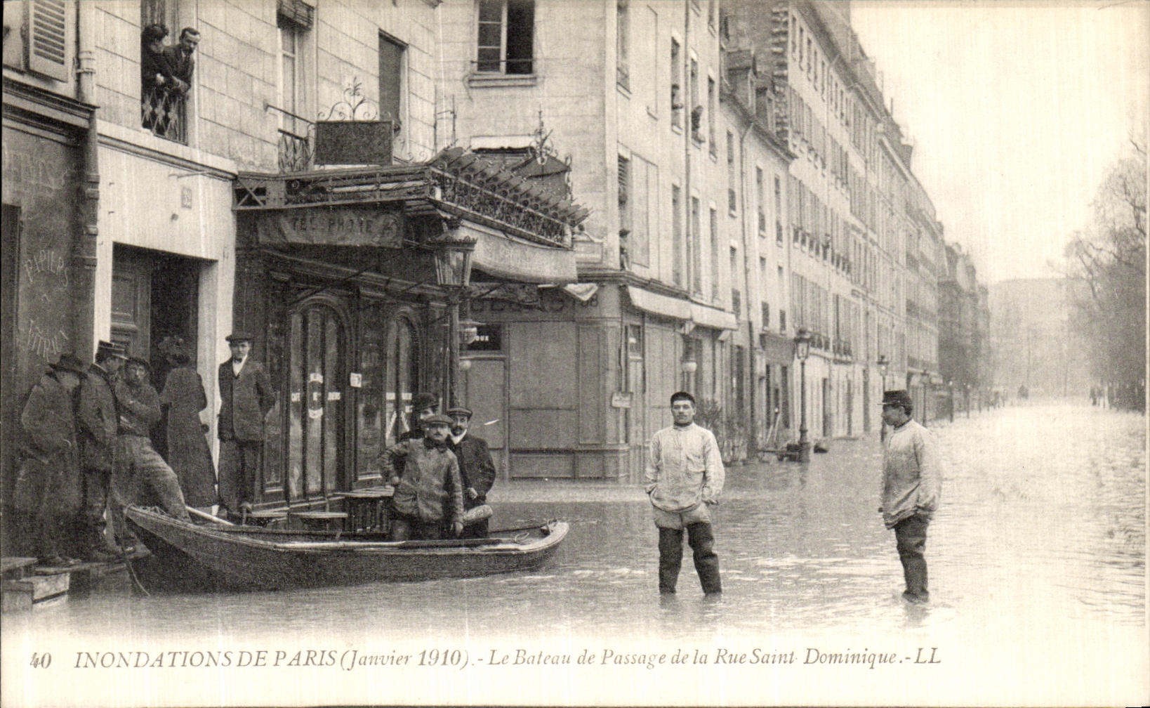 Inondations de Paris — Janvier 1910 — Le Bateau de Passage de la Rue Saint-Dominique — LL