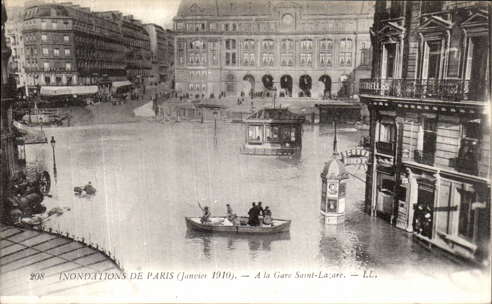 Inondations de Paris (Janvier 1910) — À la Gare Saint-Lazare — LL.