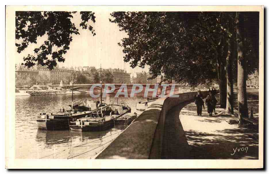 CPA Paris Bords de la Seine au Quai du Louvre Peniches 