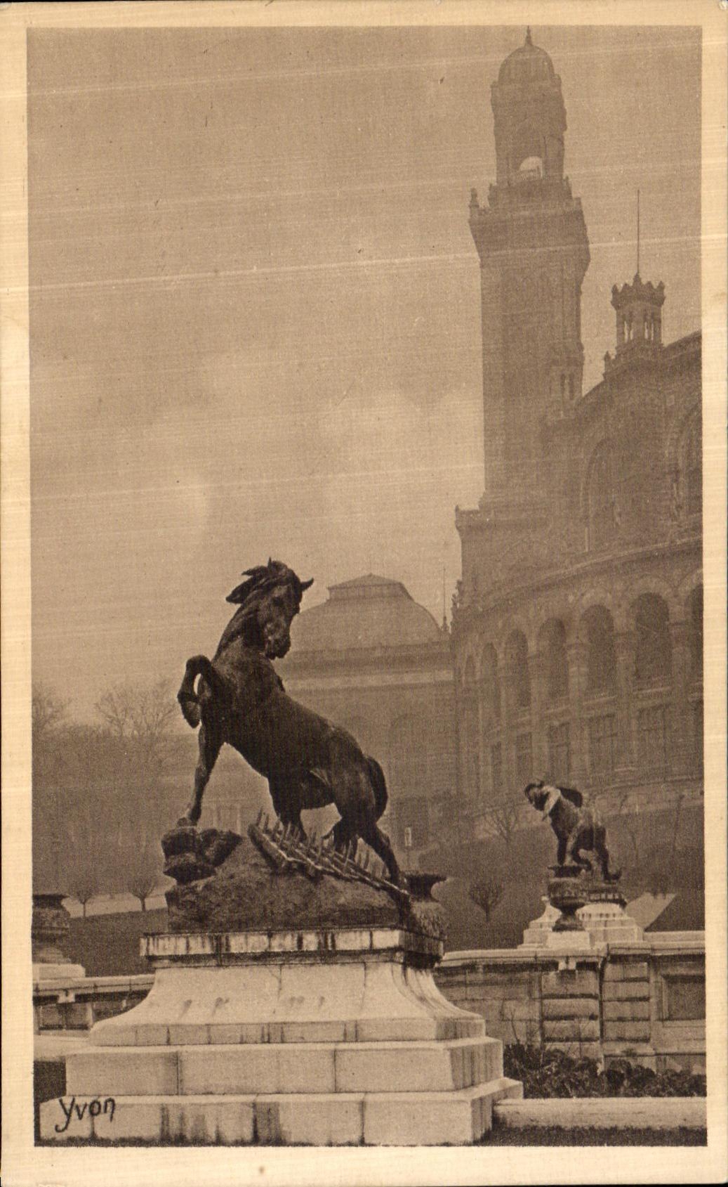 CPA Paris Dans les Jardins du Trocadero Cheval