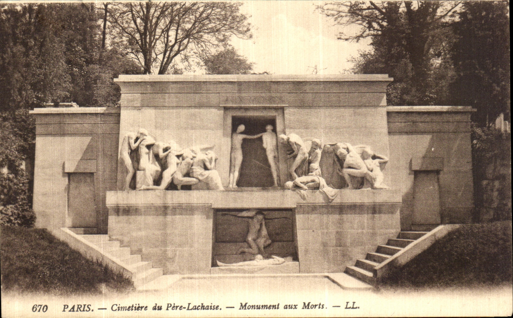 CPA Paris Cimetiere du Pere Lachaise Monument aux Morts Militaria