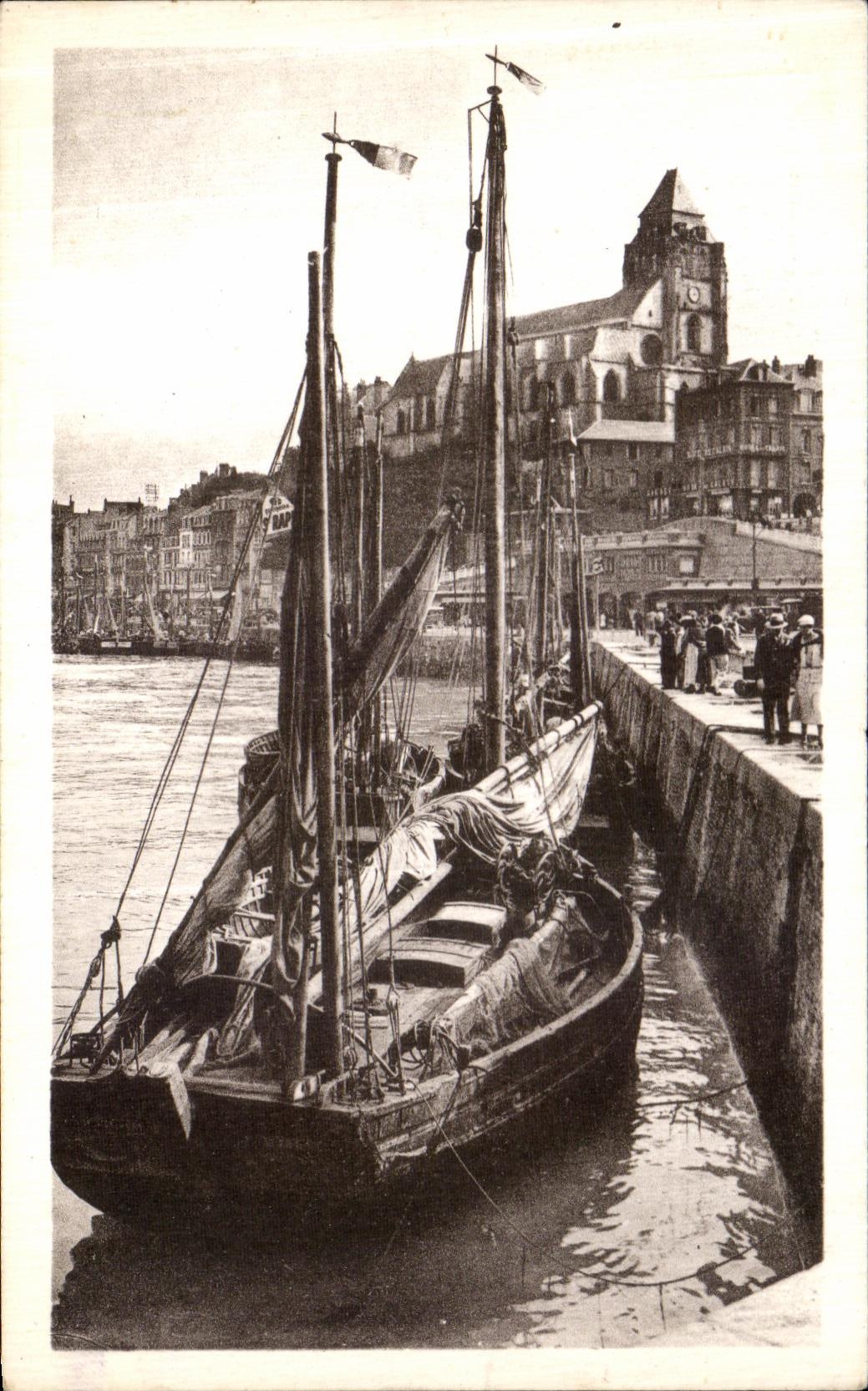 CPA Le Treport Un Coin du Port Bateau