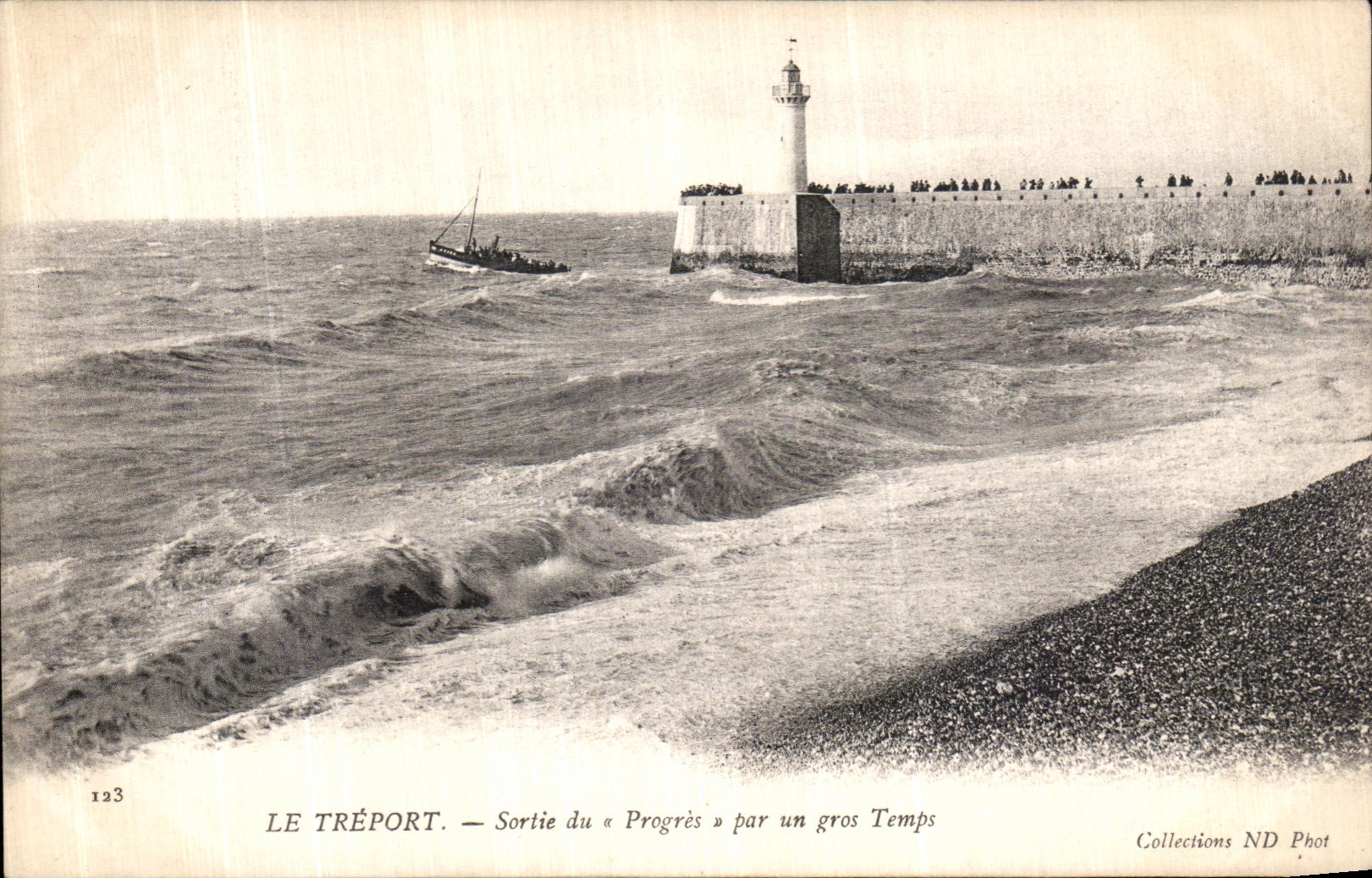 CPA Le Treport Sortie du Progres Par Un Gros Temps Phare Bateau