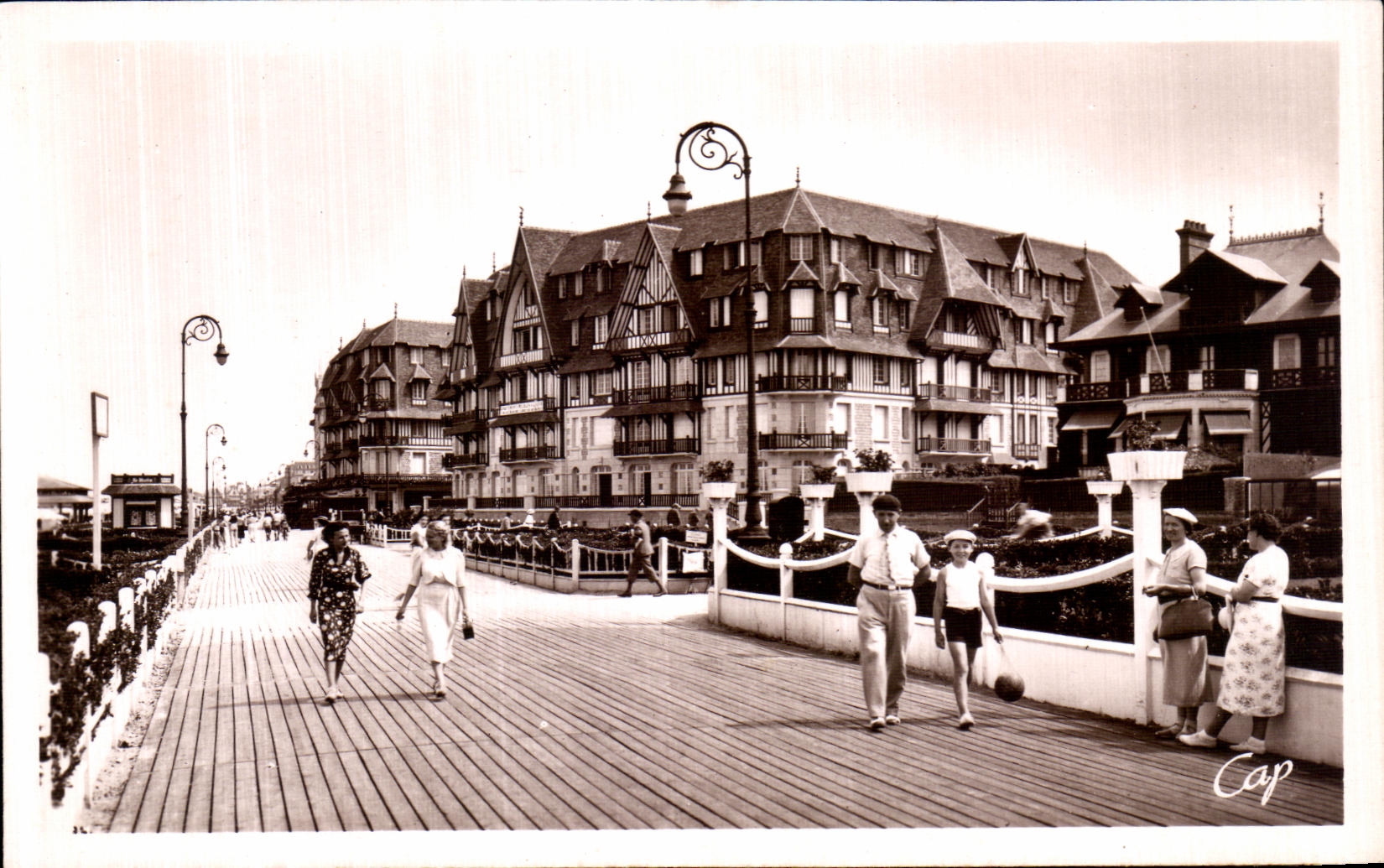 CPA Trouville La Reine des Plages Les Planches Vers L Hotel Flaubert 