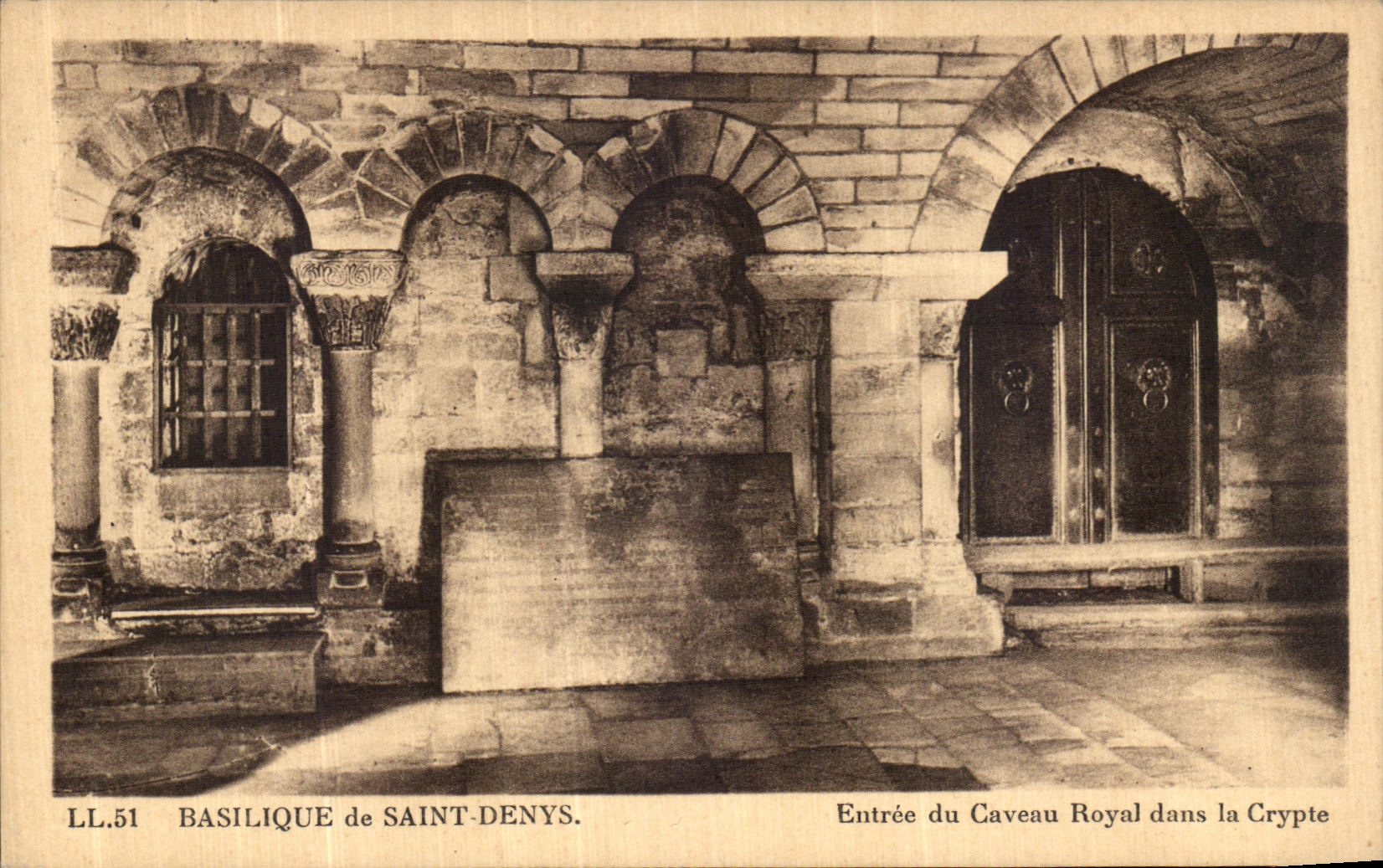 CPA Basilique de Saint Denys Entree du Caveau Royal Dans la Crypte 