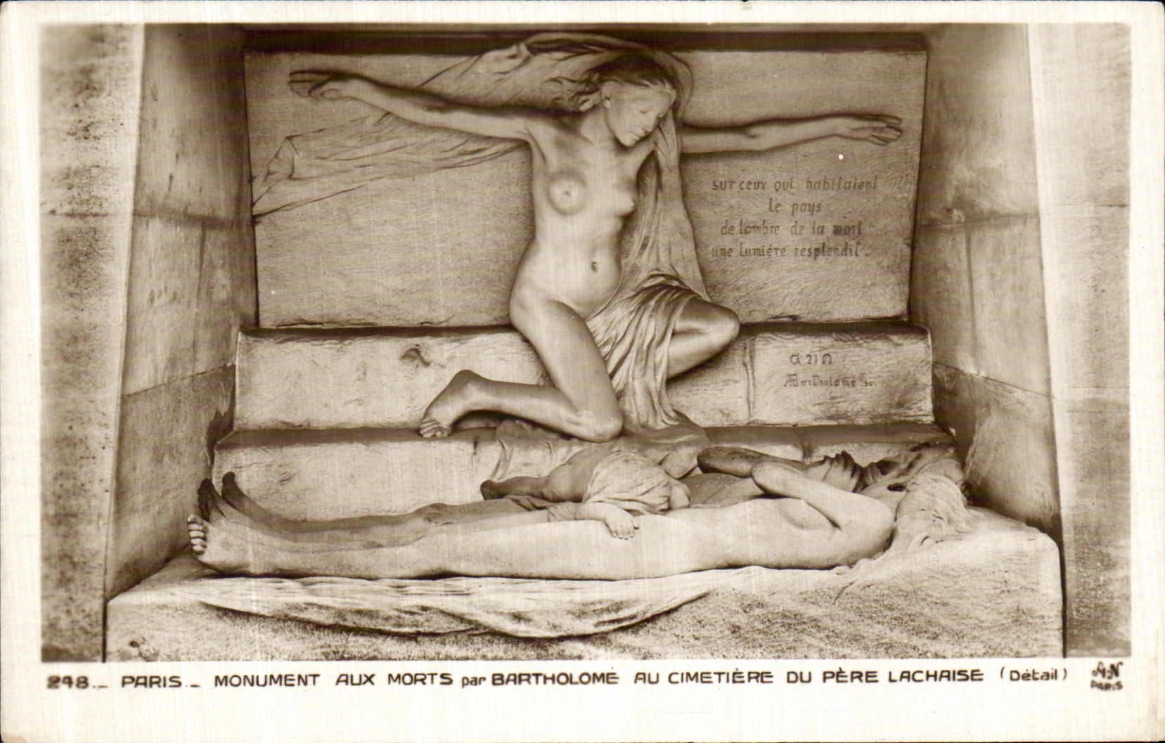 CPA Paris Monument Aux Morts par Bartholome Au Cimetiere Du Pere Lachaise