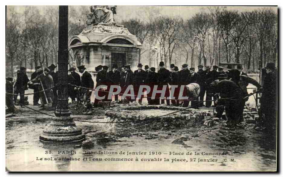 CPA Paris Inondations de Janvier 1910 Place de la Concorde LE sol s affaise et l eau commence a envahir la place 27 jan