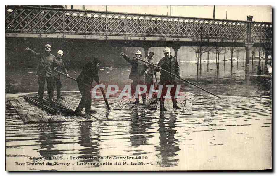 Paris - Überschwemmungen im Januar 1910 - Boulevard de Bercy - La Passerelle du P. L. M. - C. N.
