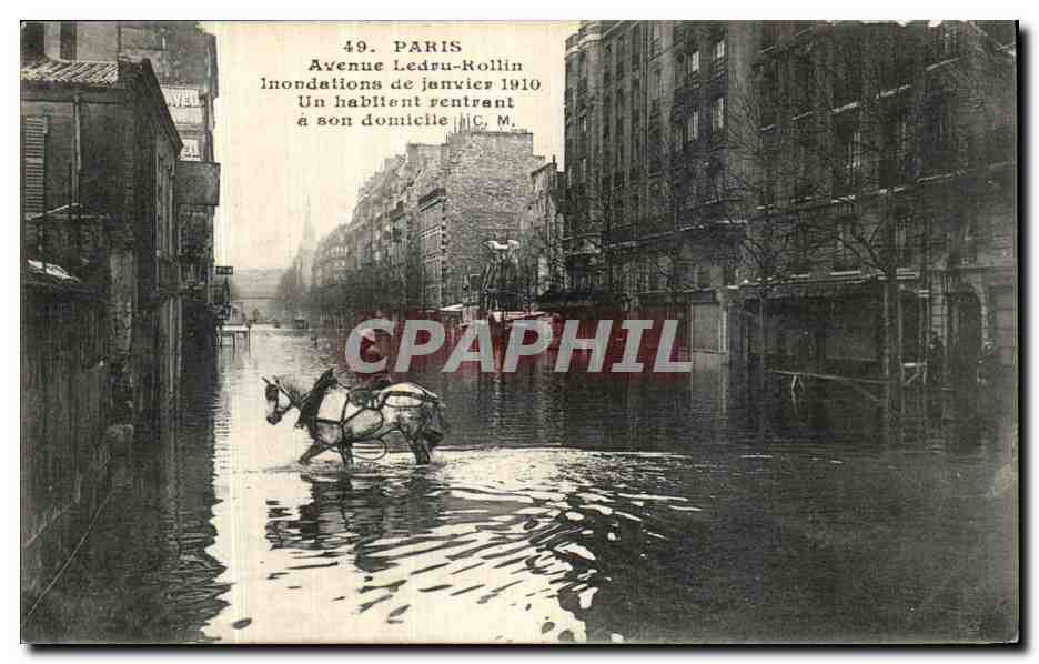 CPA Paris Avenue Ledru Rollin Inondations de Janvier 1910 Un Habitent rentrant a son Domicile Cheval