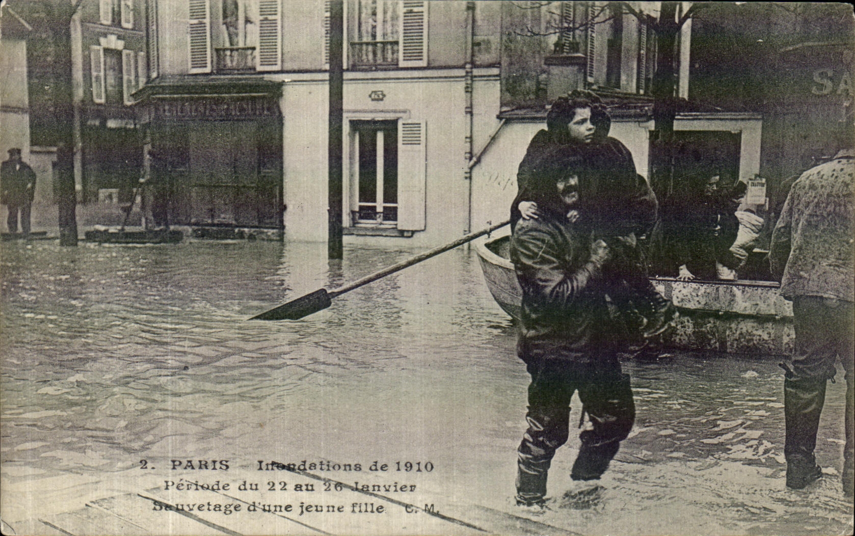 CPA Paris Inondations de Periode du 22 au 26 Janvier 1910 Sauvetage d une Jeune Fille
