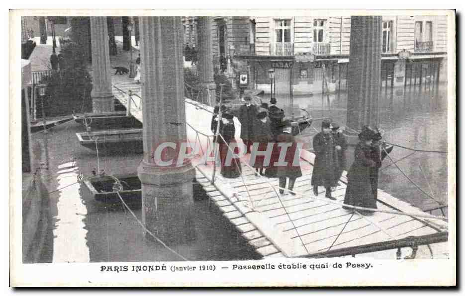 CPA Paris Inonde Passerelle etablie Quai de Passy Metro