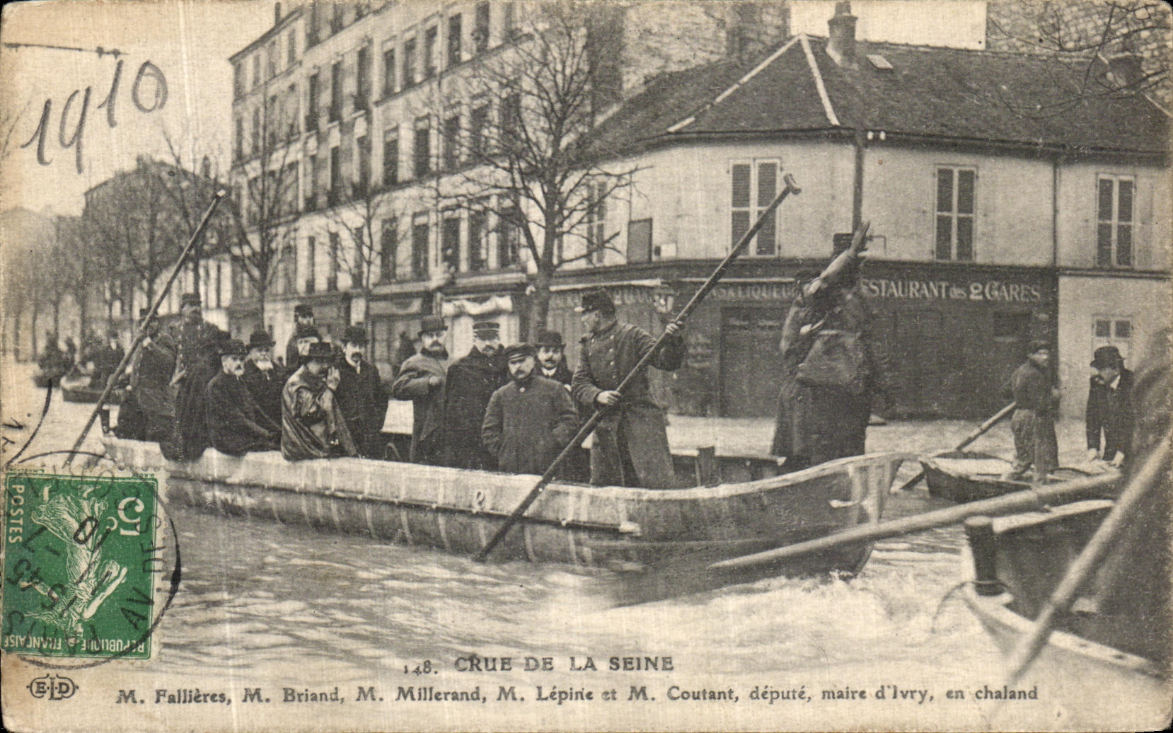Überschwemmung der Seine — M. Fallières, M. Briand, M. Millerand, M. Lépine und M. Coutant, Abgeordneter, Bürgermeister von Ivry, in einem Kahn — Verleger E.D. n°148