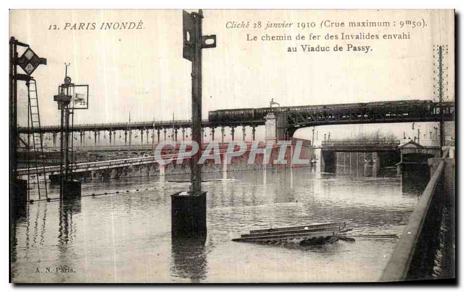 CPA Paris Inonde Le Chemin de fer des Invalides envahi au Viaduc de Passy Metro