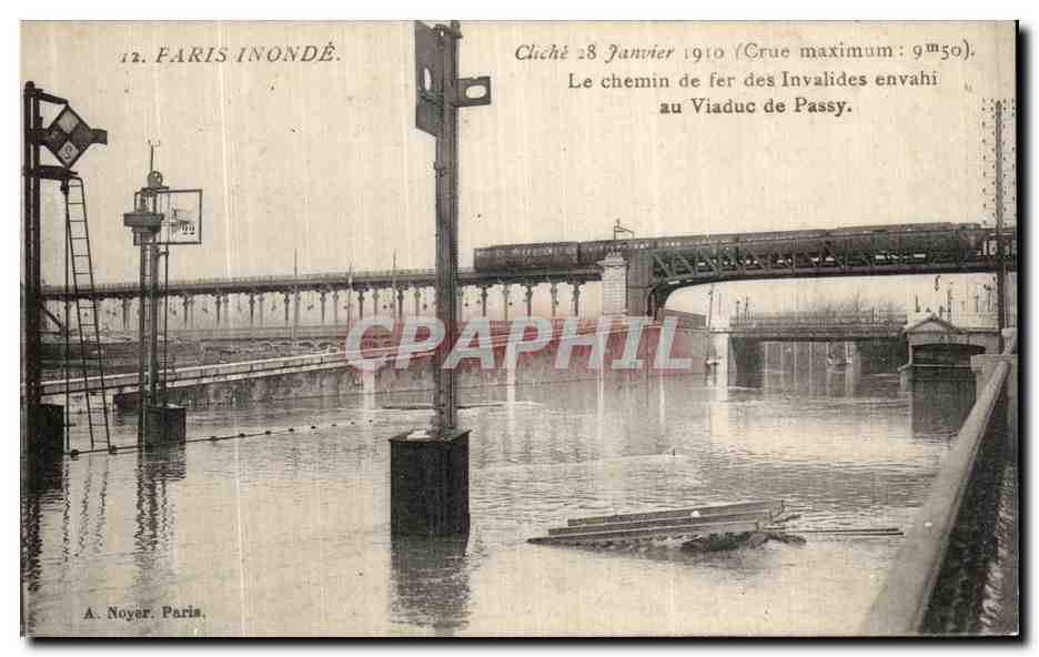 CPA Paris Inonde Le Chemin de fer des Invalides envahi au Viaduc de Passy Metro