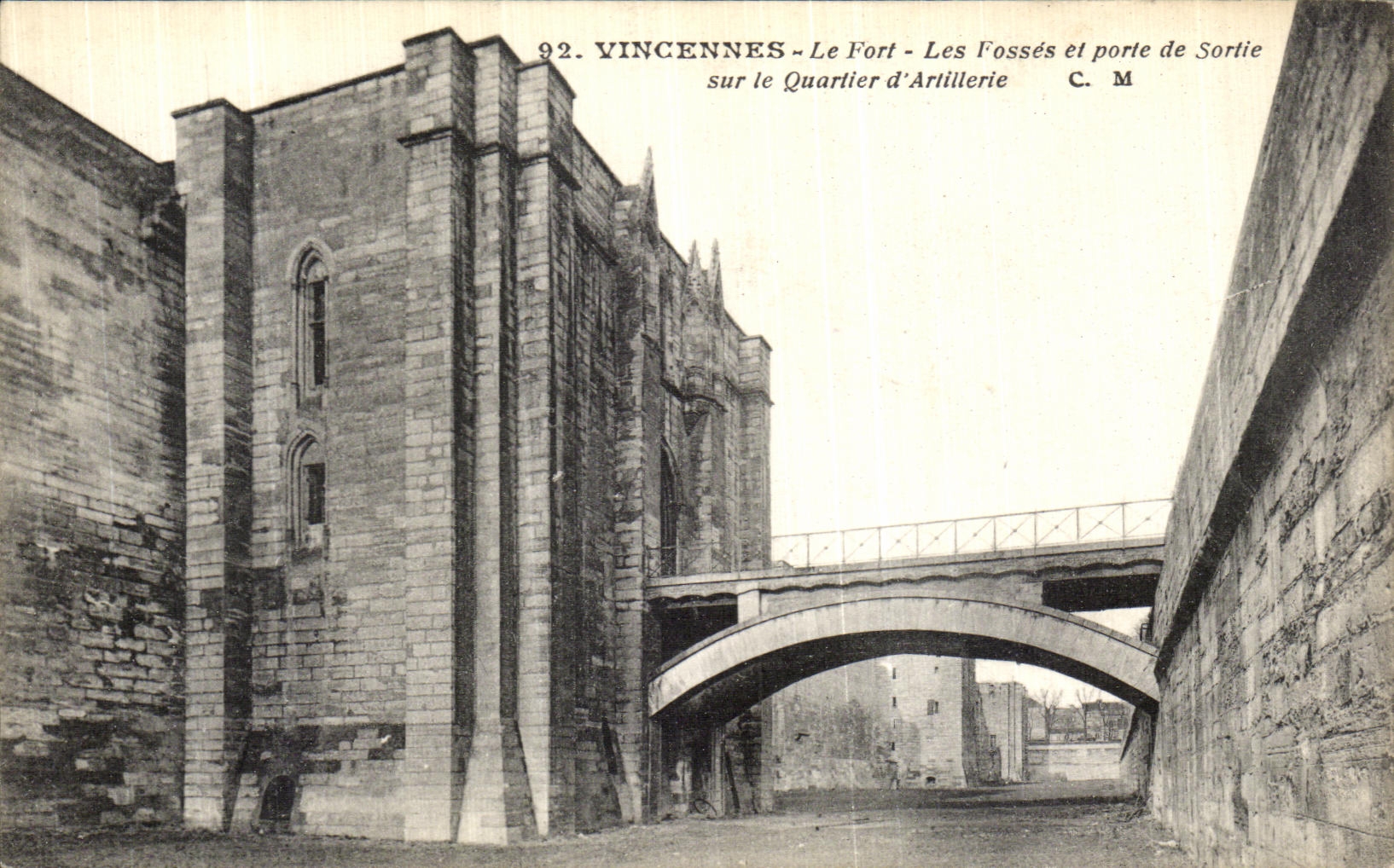 CPA Paris Vincennes Le Fort Les Fosses et porte de Sortie sur le Quartier d Artillerie