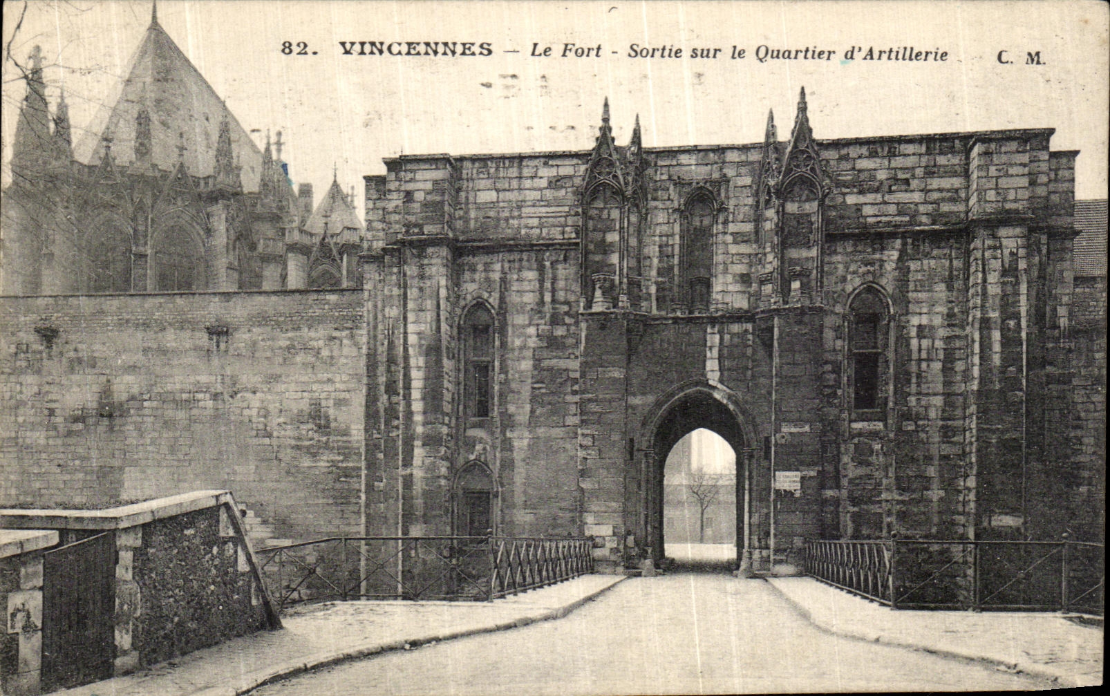CPA Vincennes Le Fort Sortie sur le Quartier d Artillerie