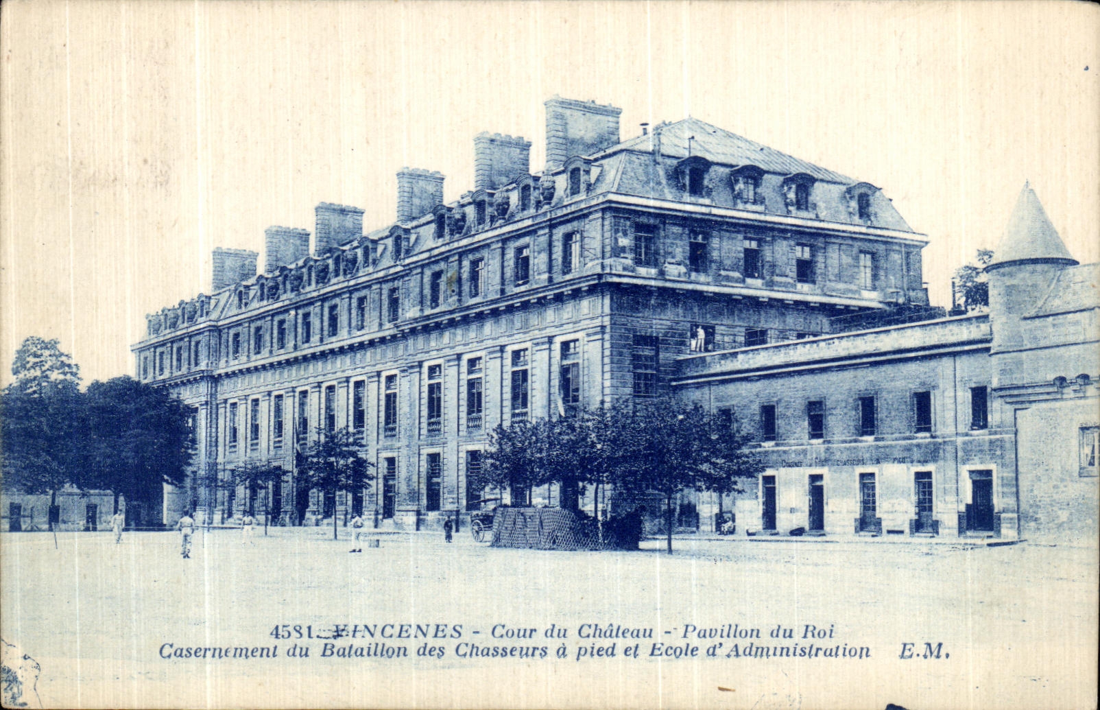 CPA Vincennes Cour du Chateau Pavillon du Roi Casernement du Bataillon des Chasseurs
