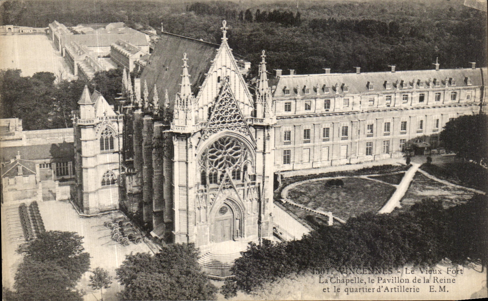 CPA Bois de Vincennes Le Vieux Fort La Chapelle le Pavillon de la Reine et le quartier d artillerie
