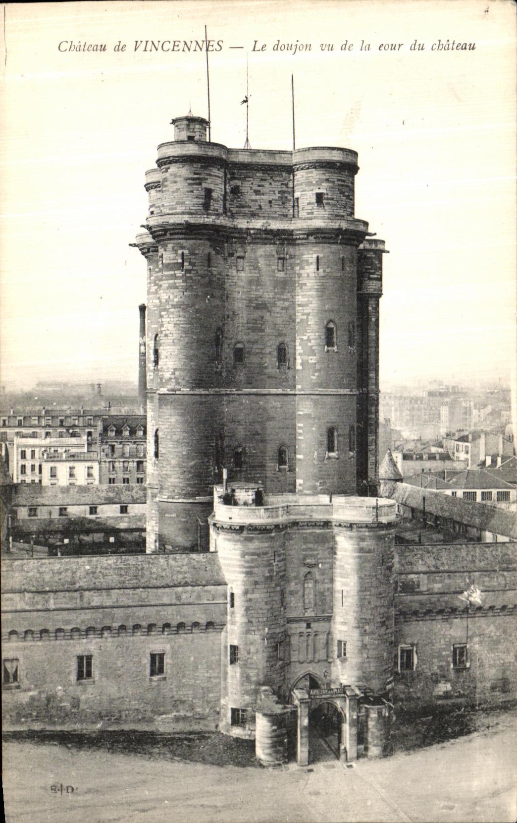 Château de VINCENNES — Le donjon vu de la tour du château