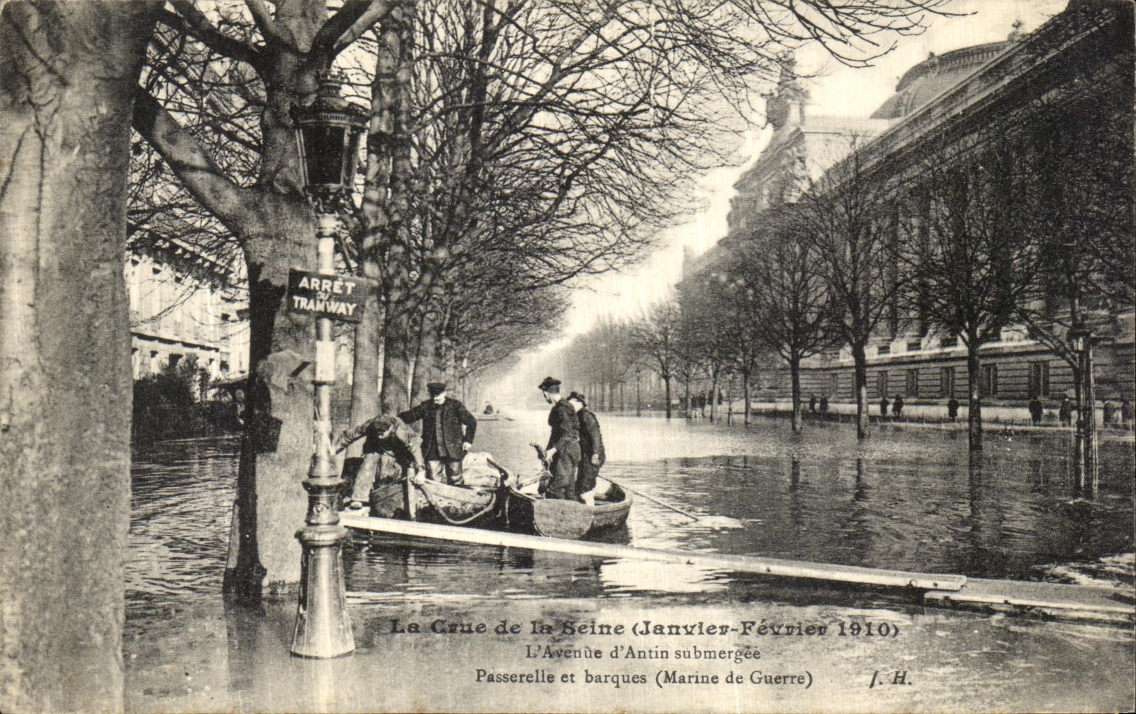 CPA La Crue de la Seine L Avenue d Antin submergee Passerelle et Barques Marine de guerre