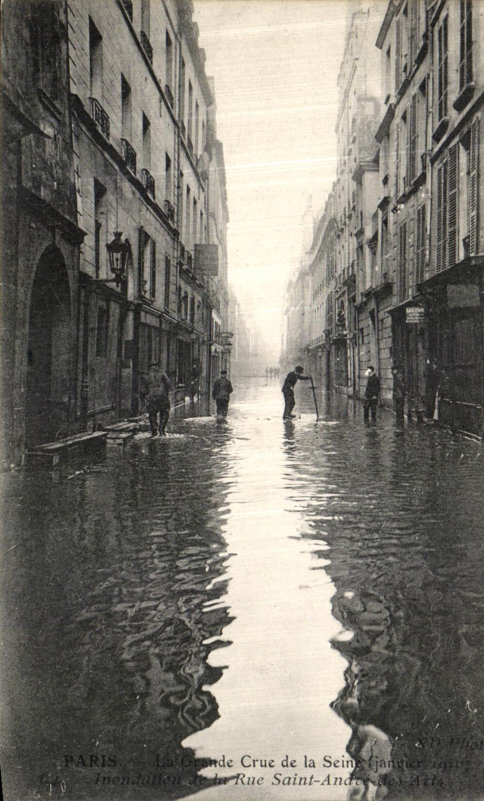 Paris — Inondation de la Rue Saint-André-des-Arts — S.T. Phot