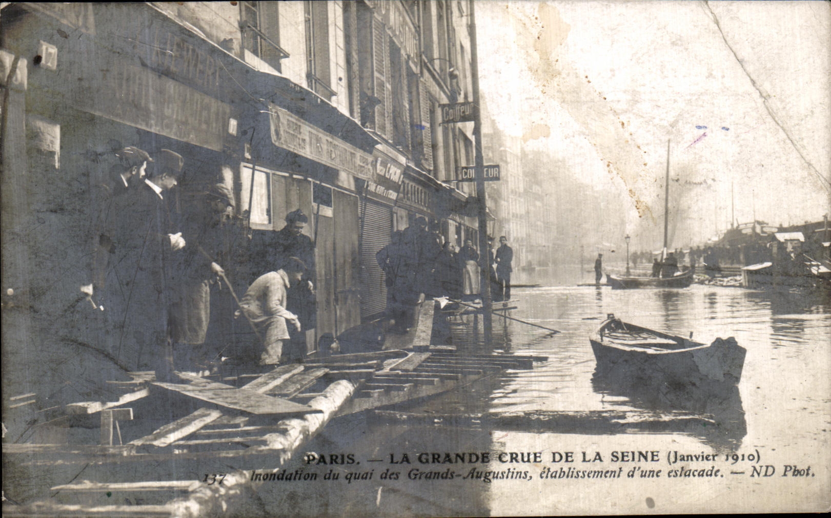 CPA Paris La Grande Crue de la Seine Inondation du quai des Grands Augustins etablissement d une estacade