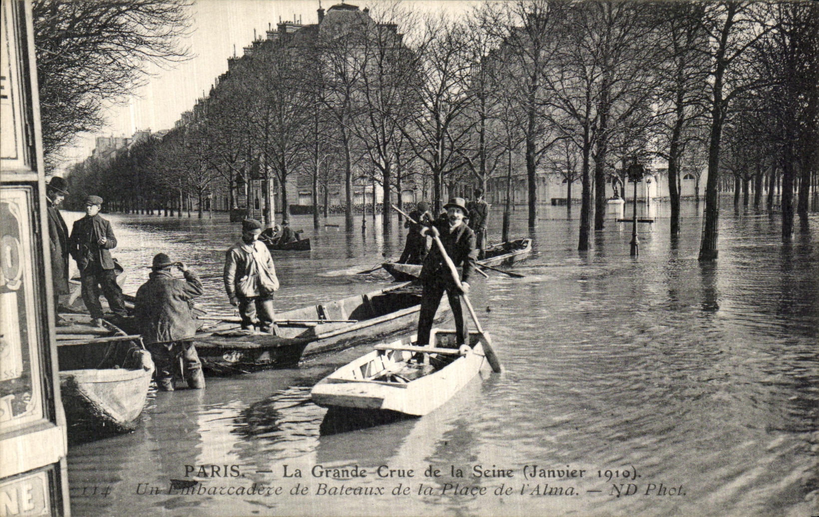 Paris — Die große Flut der Seine (Januar 1910). Ein Verkehrschaos von Booten auf der Place de l'Alma. — ND Phot.