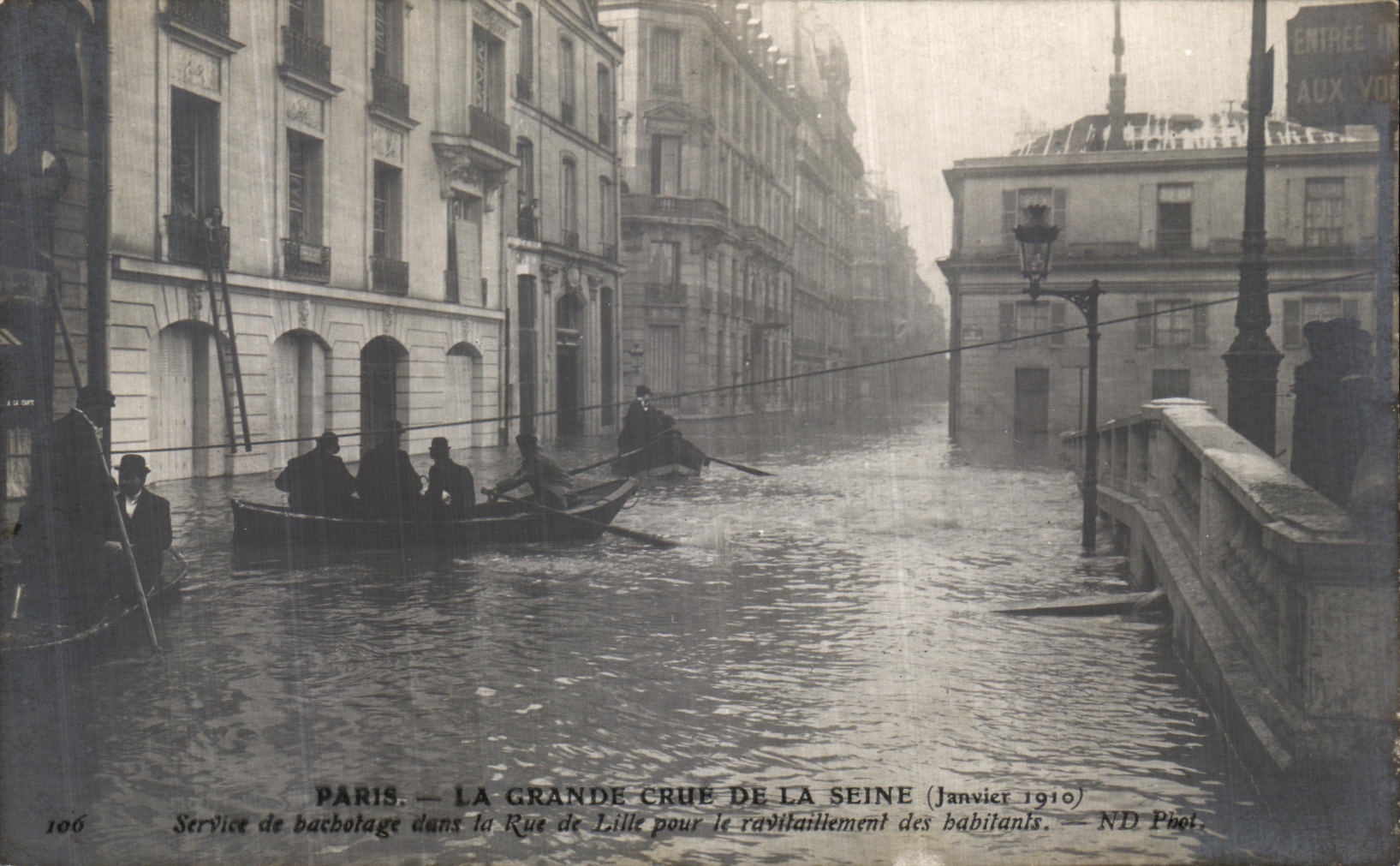 Paris — La Grande Crue de la Seine (Janvier 1910) — Service de bacbotage dans la Rue de Lille — ND Phot. n° 106