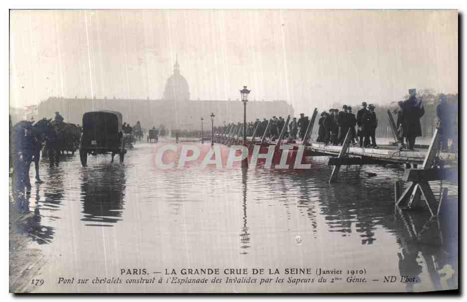 CPA Paris La Grande Crue de la Seine Pont sur chevalets construit a l esplanade des Invalides par les sapeurs du genie