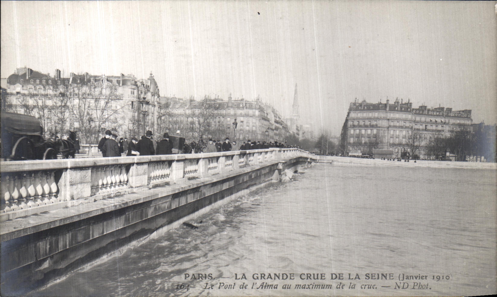 CPA Paris La Grande Crue de la Seine Le pont de l Alma au maximum de la crue 