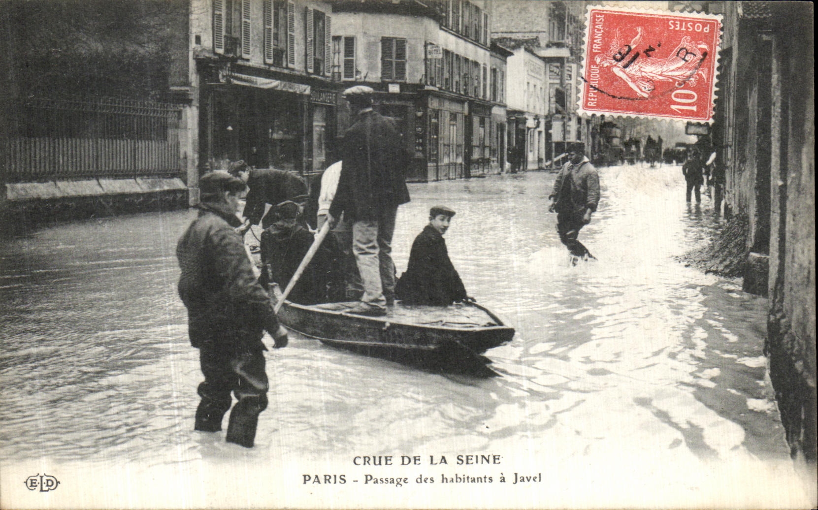 CPA Crue de la Seine Paris Passage des Habitants a Javel 