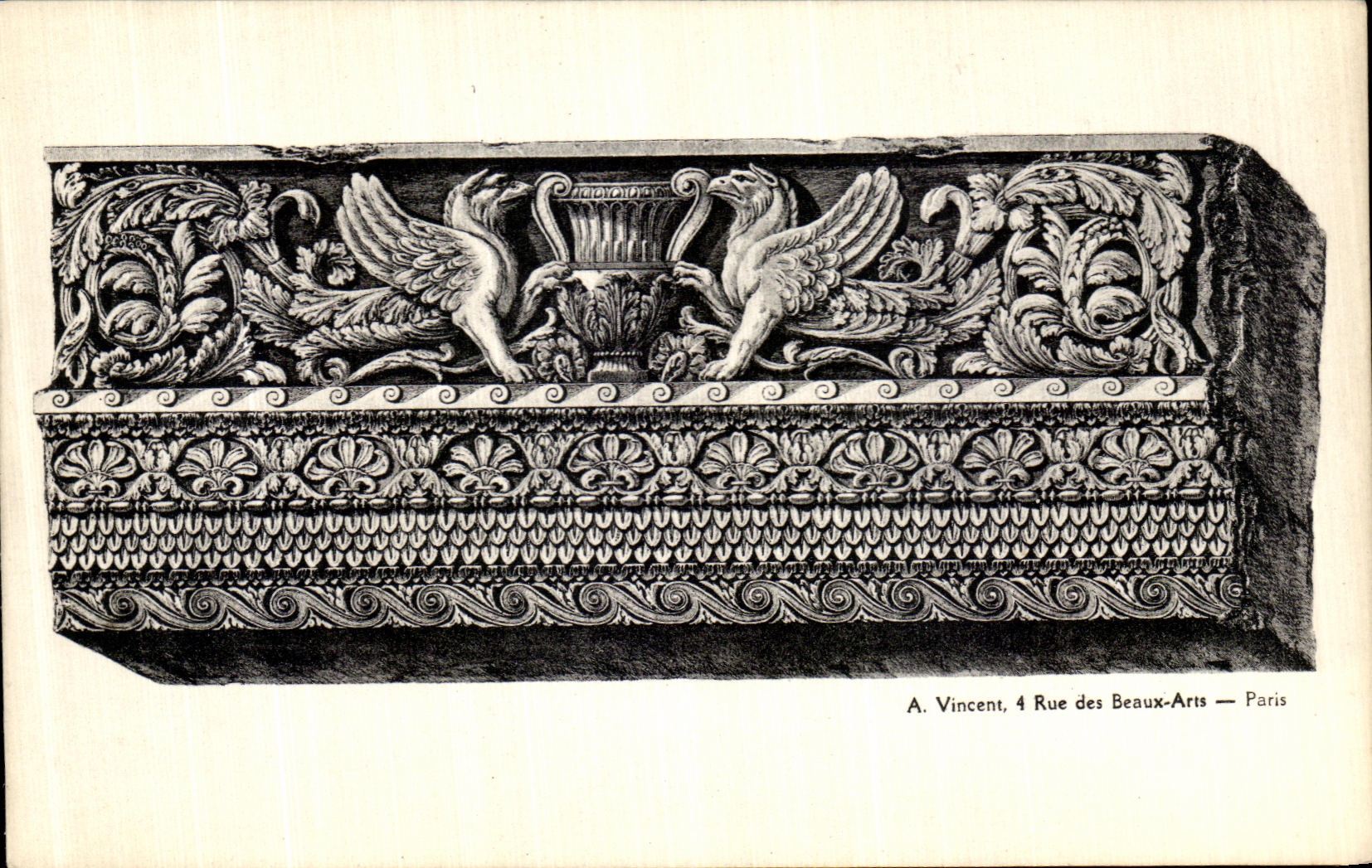 Détail sculpté de griffons et vase — A. Vincent, 4 Rue des Beaux-Arts — Paris