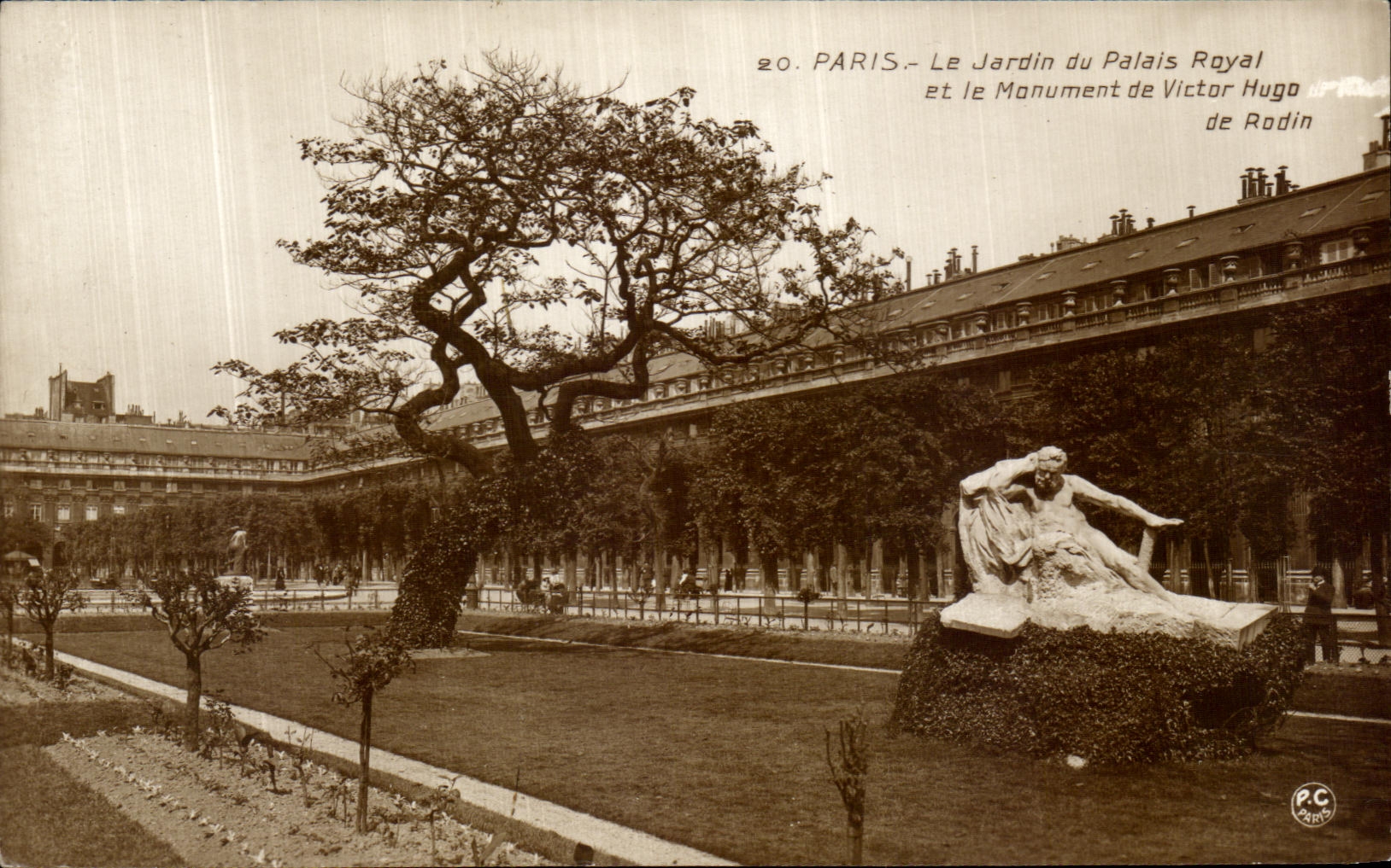 CPA Paris Le Jardin du Palais Royal et le monument de Victor Hugo de Rodin 
