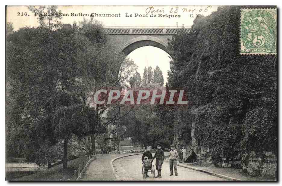 CPA Paris Les Buttes Chaumont Le Pont de Briques Enfants