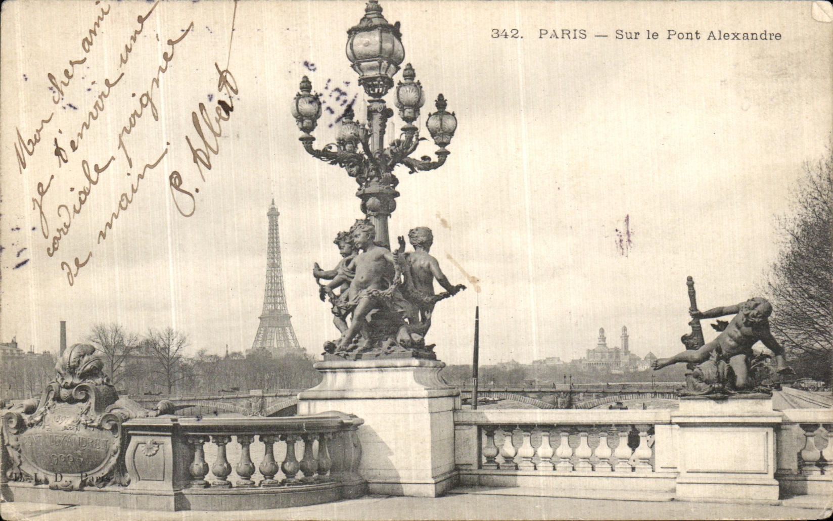 CPA Paris Sur le Pont Alexandre III Tour Eiffel