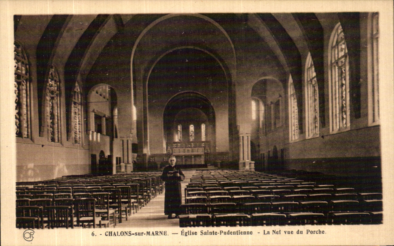 Chalons-sur-Marne — Église Sainte-Pudentienne — La Nef vue du Porche