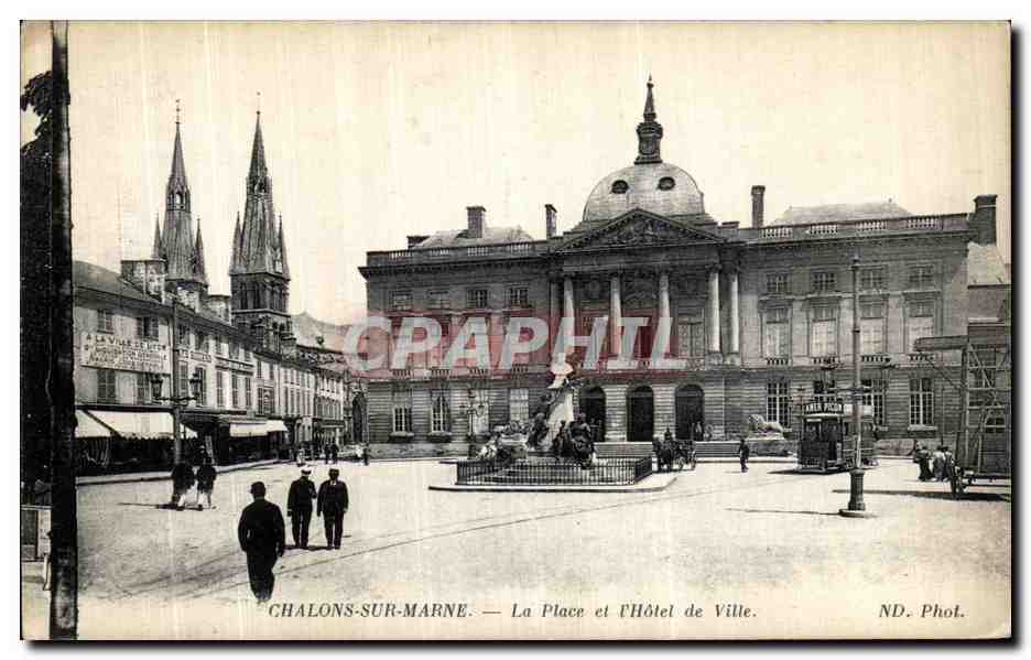 Chalons-sur-Marne — Die Place und das Rathaus — ND. Phot.