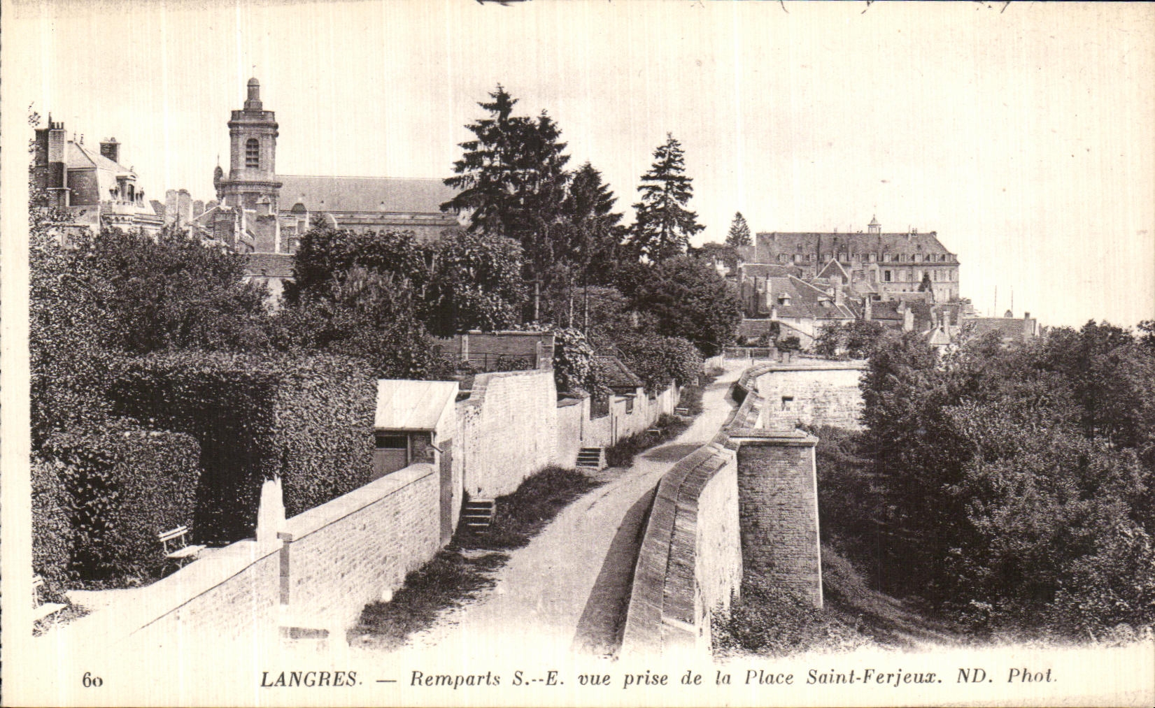 CPA Langres Remparts Vue Prise de la Place Saint Ferjeux
