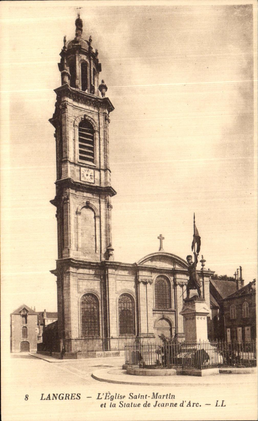 CPA Langres L Eglise Saint Martin et la Statue de Jeanne d Arc