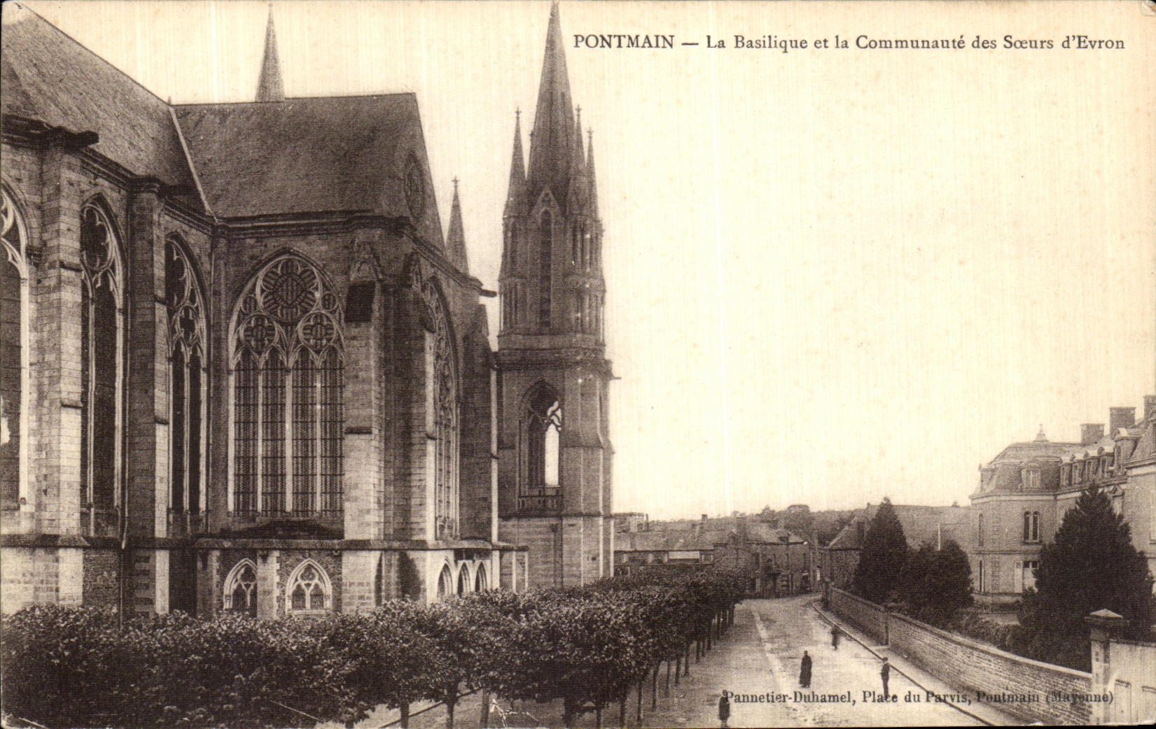 Pontmain — La Basilique et la Communauté des Sœurs d'Evron — Pannetier-Duhamel, Place du Parvis