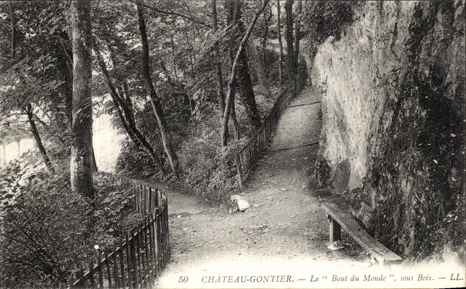 CPA Chateau Gontier Le Bout du Monde sous bois