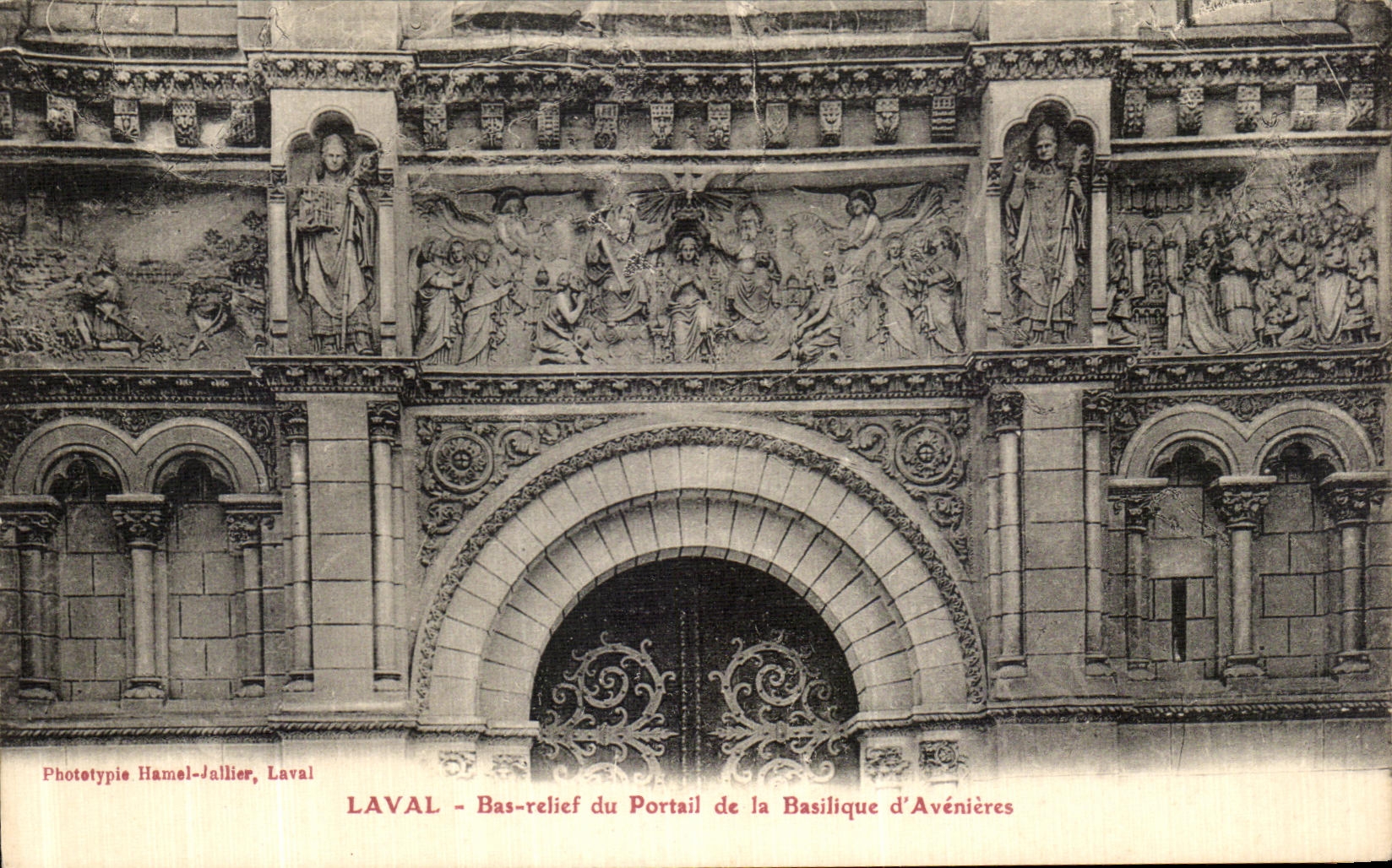 LAVAL - Bas-relief du Portail de la Basilique d'Avénières — Phototypie Hamel-Jallier, Laval