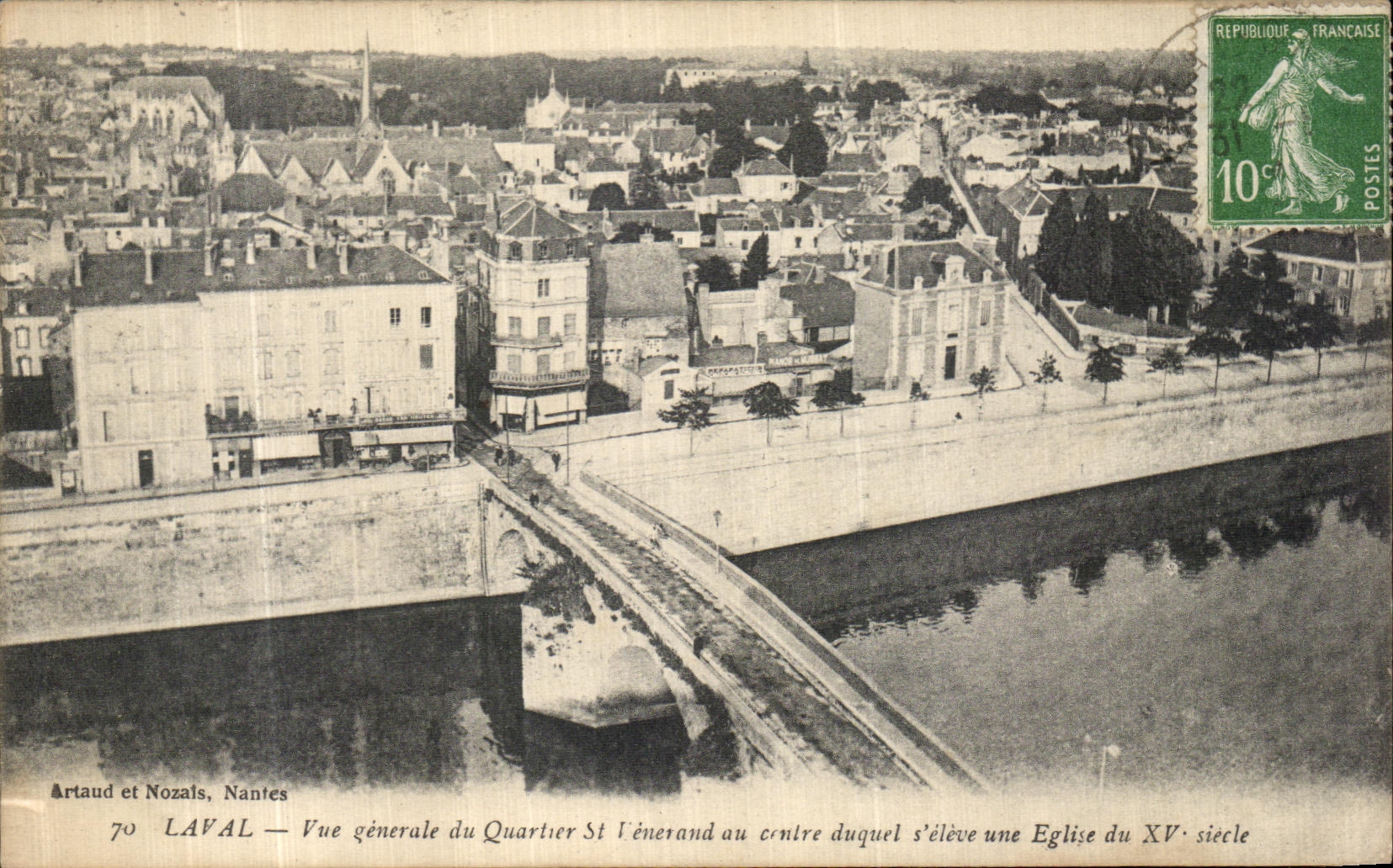Laval — Vue générale du Quartier Saint-Vénérand au centre duquel s'élève une Église du XVᵉ siècle — Artaud et Nozals, Nantes