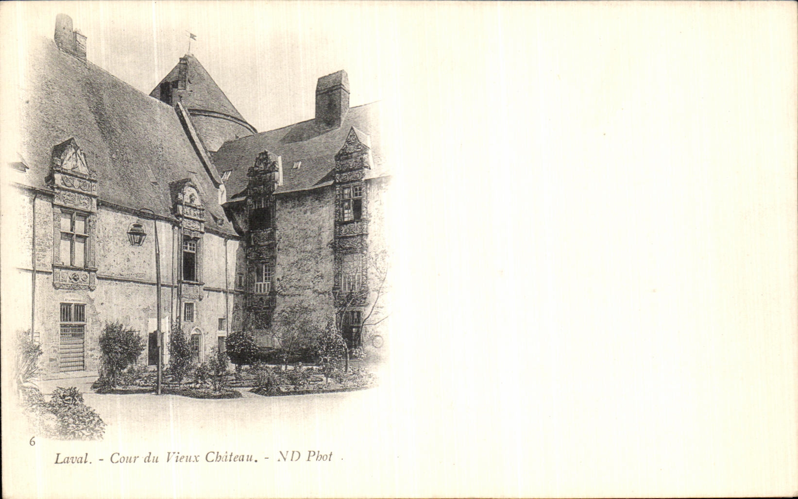 CPA Laval Cour du Vieux Chateau