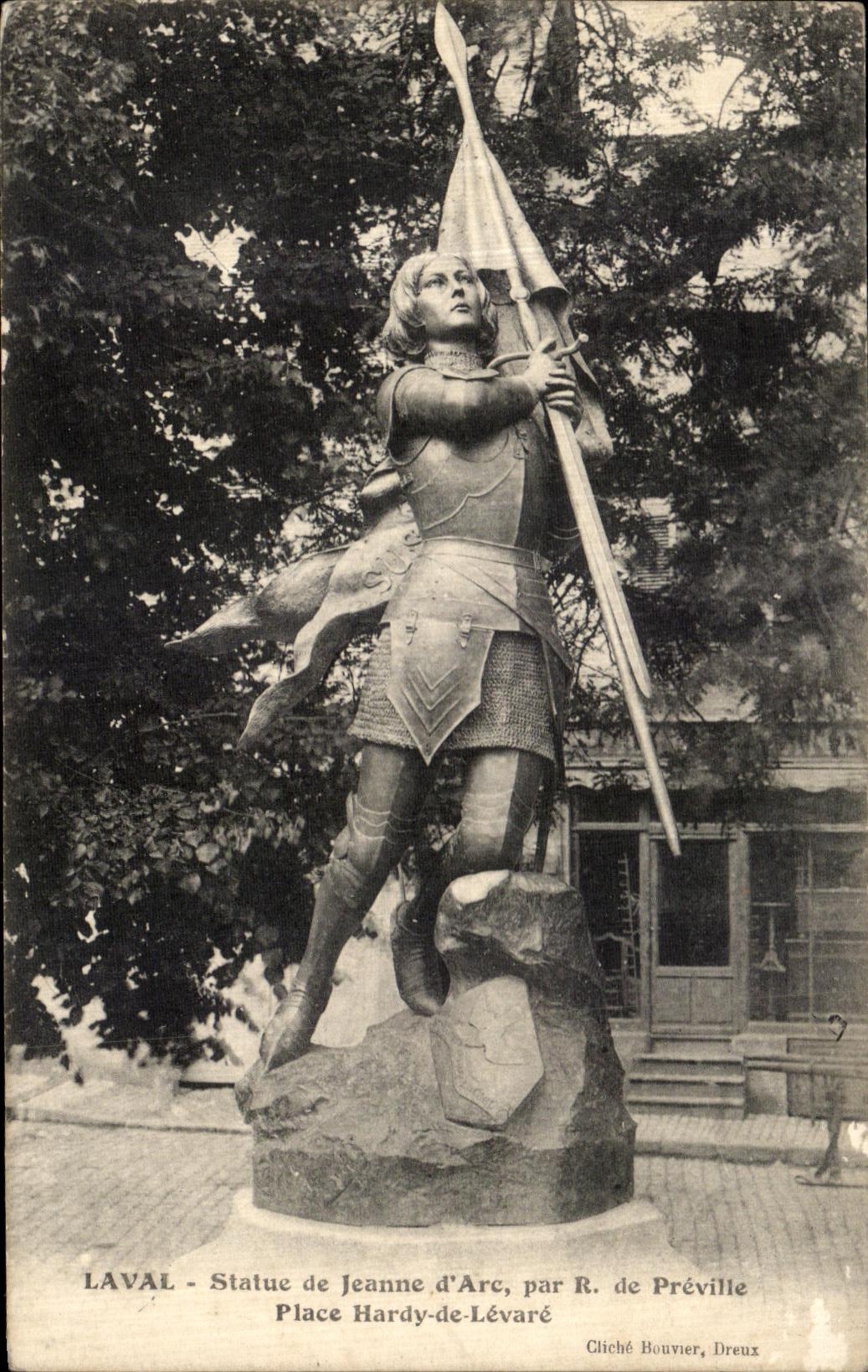 CPA Laval Statue de Jeanne d Arc par R de Preville Place Hardy de Levare
