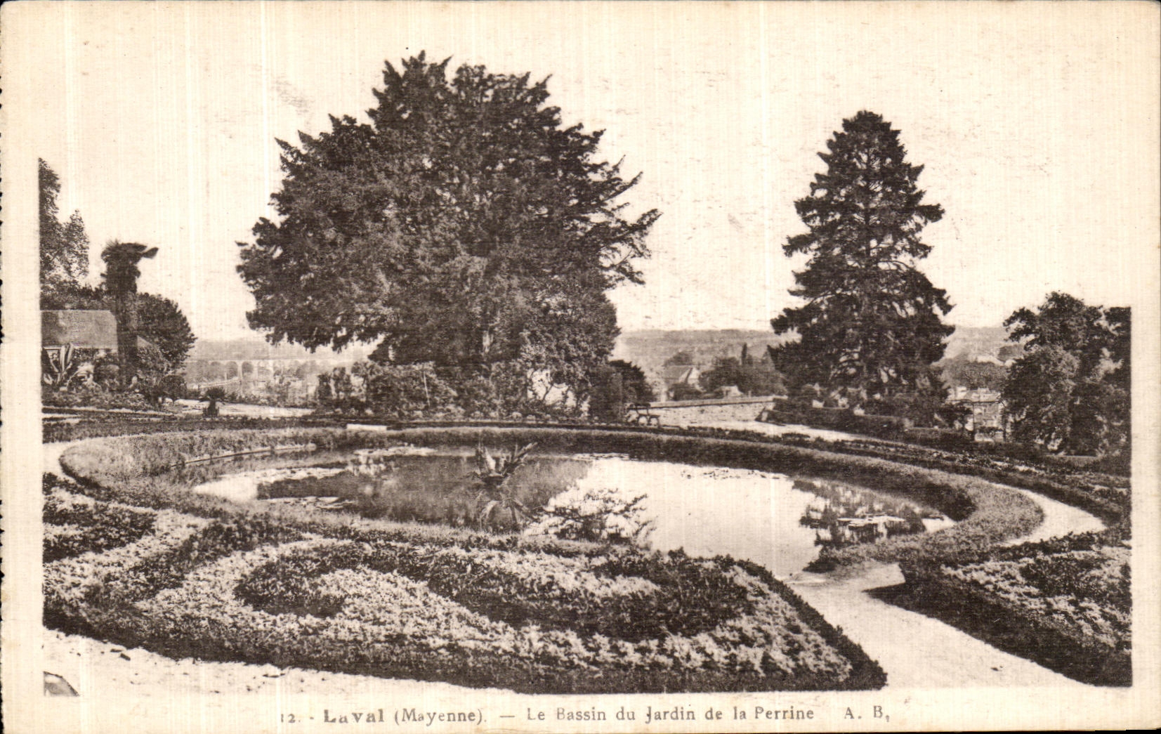 Laval (Mayenne) — Le Bassin du jardin de la Perrine — A. B.