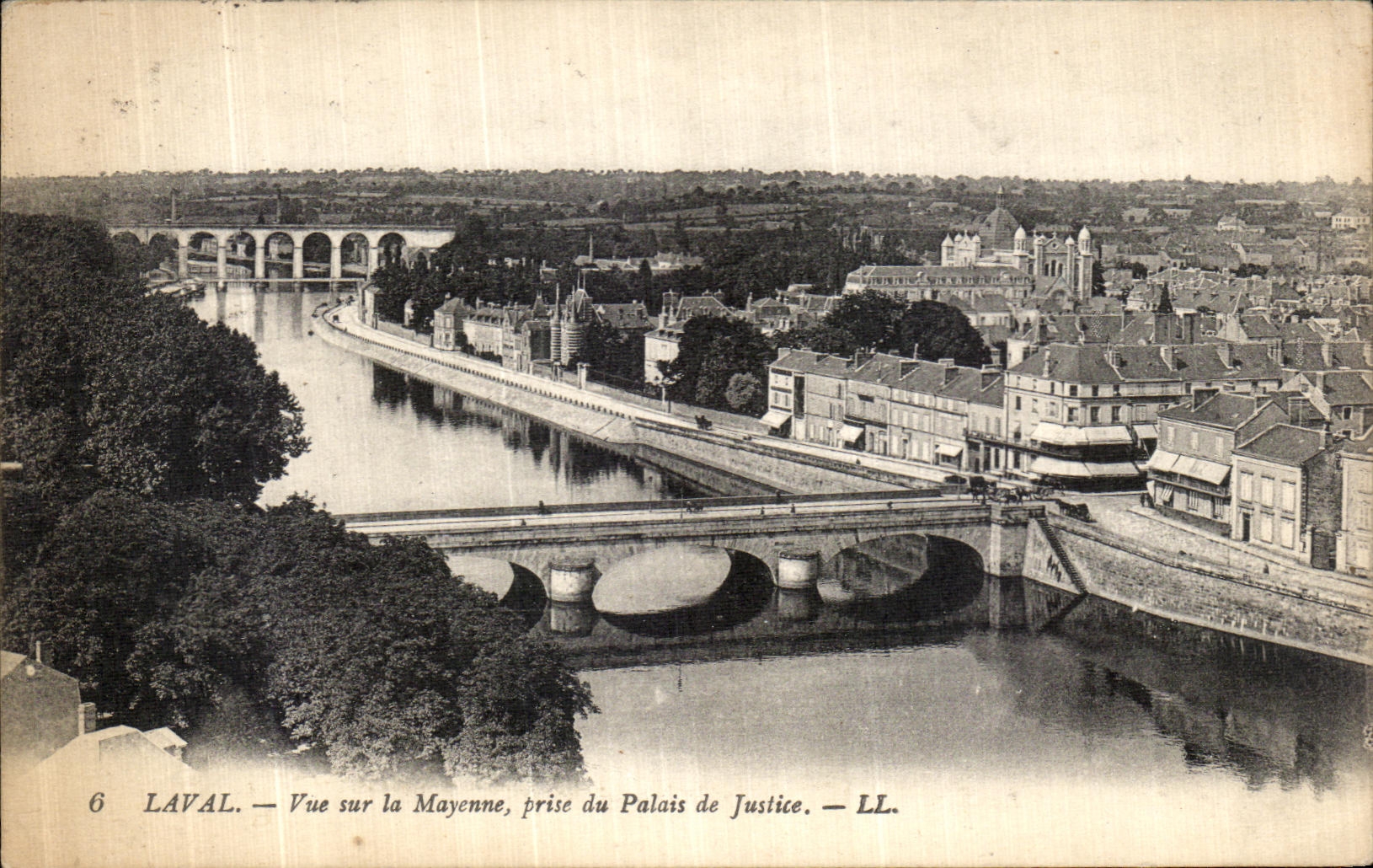 CPA Laval Vue sur la Mayenne prise du Palais de Justice