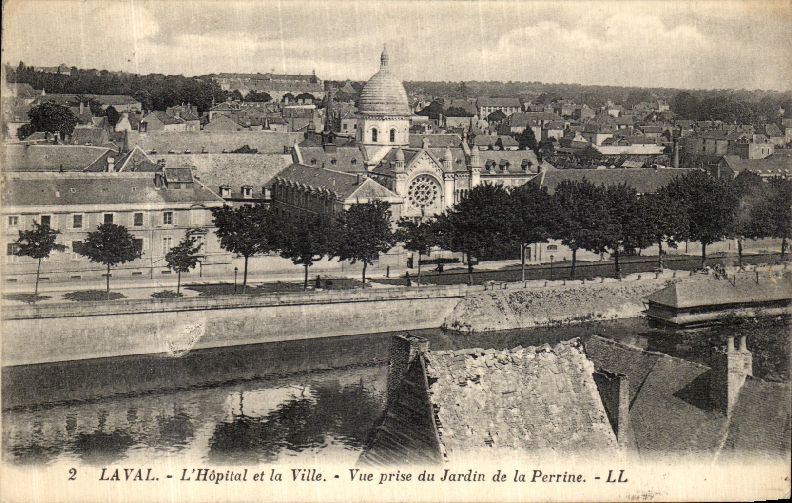 CPA Laval L Hopital et la Ville Vue prise du Jardin de la Perrine