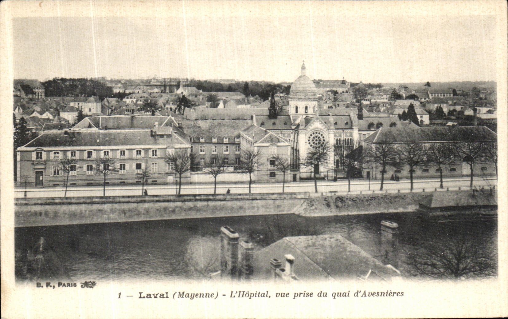 CPA Laval L Hopital Vue Prise du Quai d Avesnieres